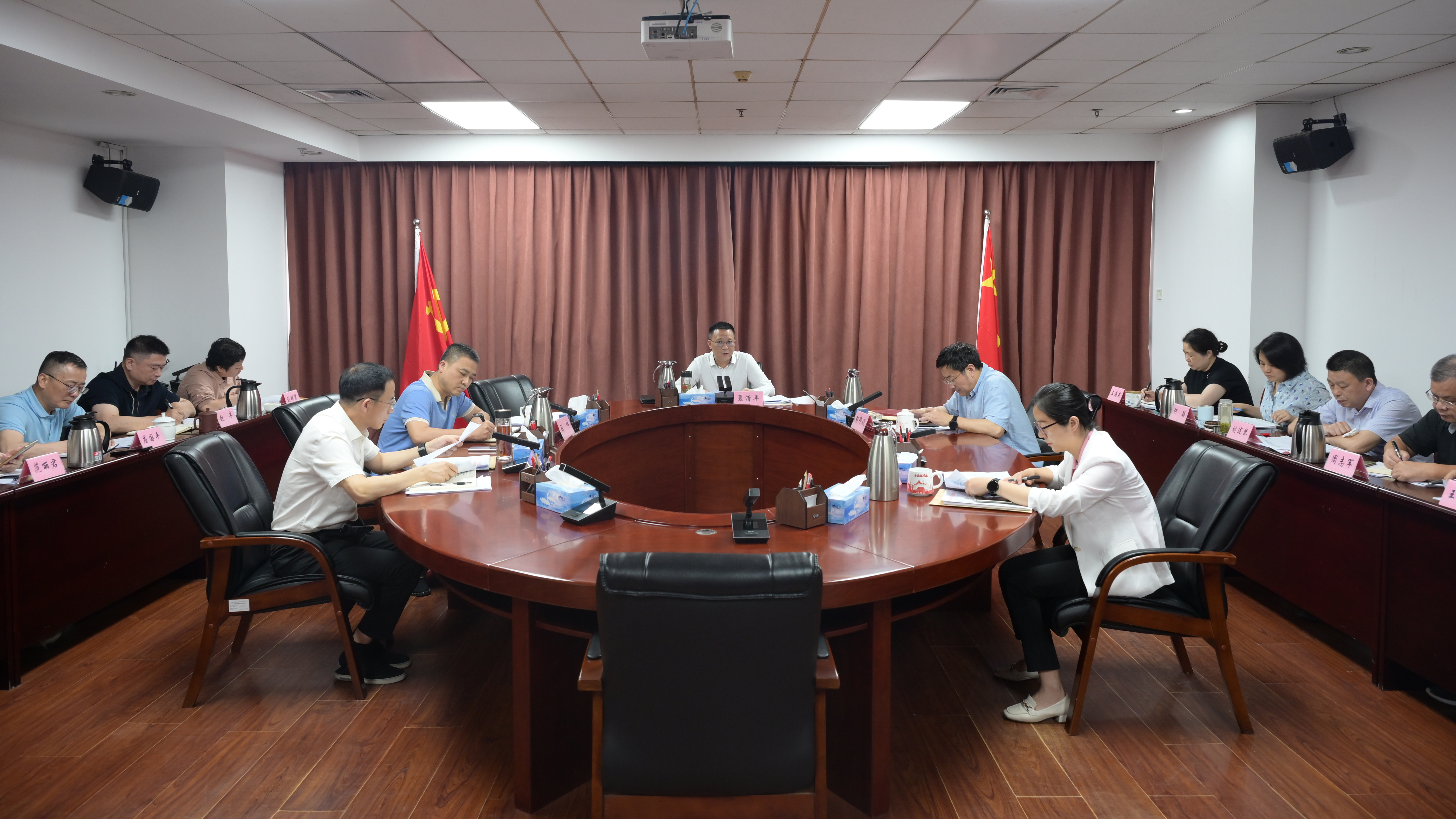 局党工委召开会议 夏清平主持会议