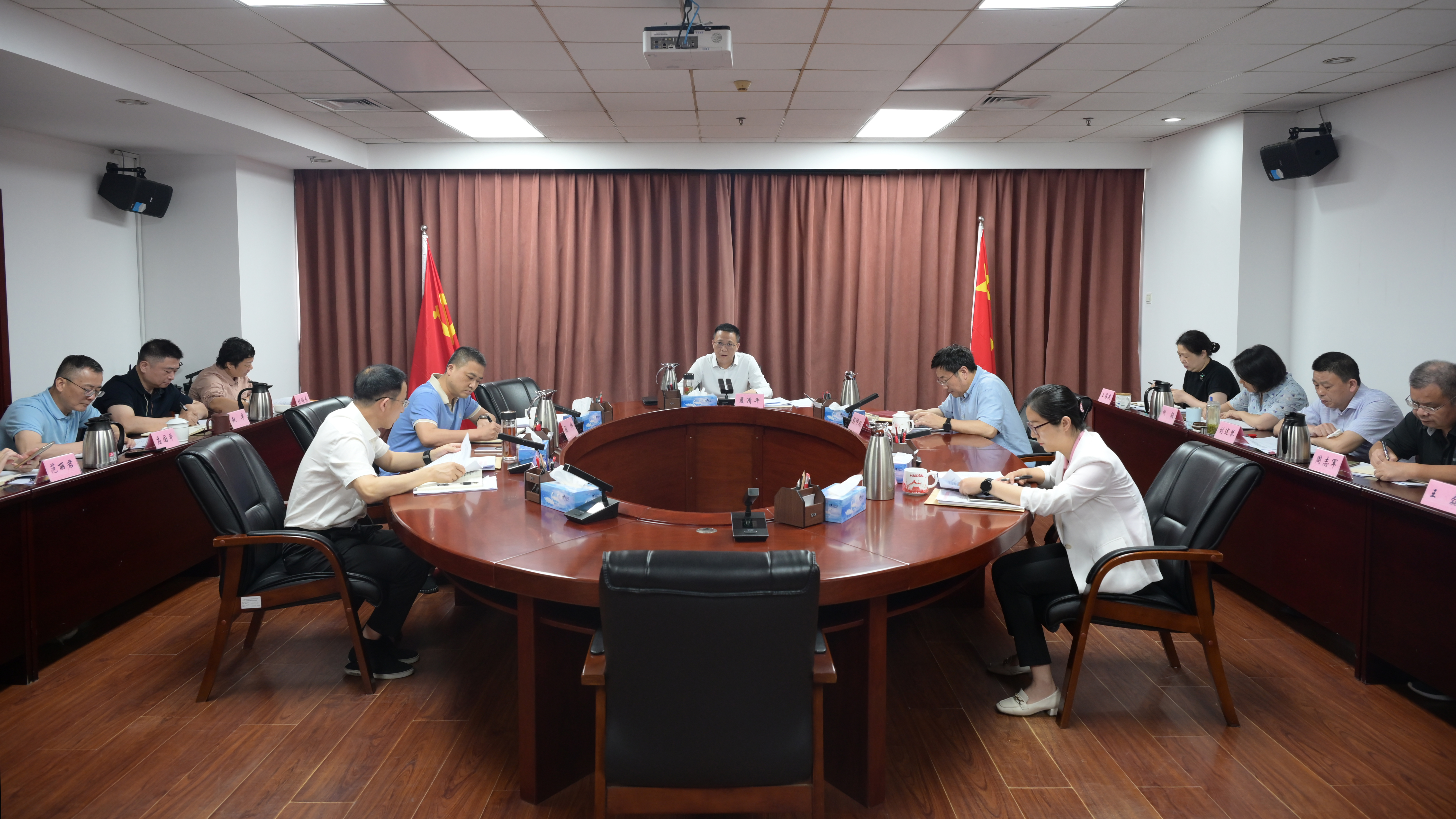 局党工委理论学习中心组集中学习研讨会举行 夏清平主持会议